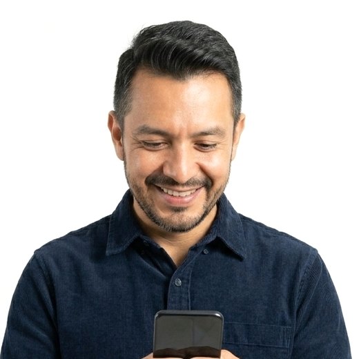 Cliente sonriendo mientras usa su celular